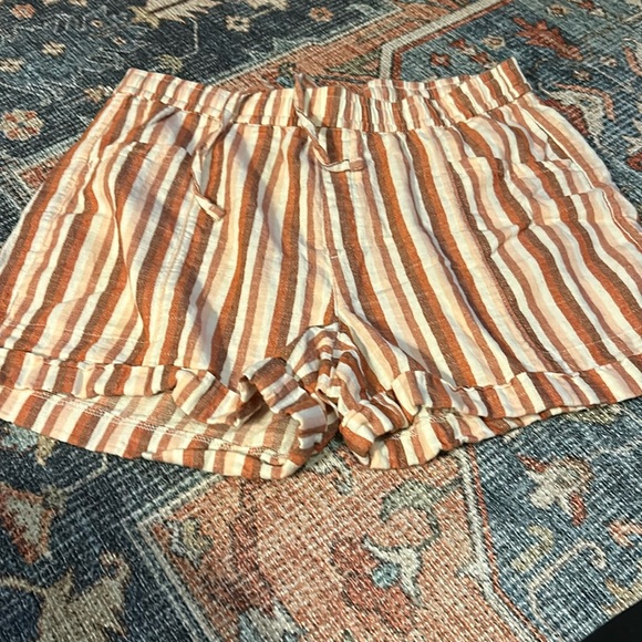 Old Navy Pants - Women’s Old Navy Mid-Rise Short. Size M.